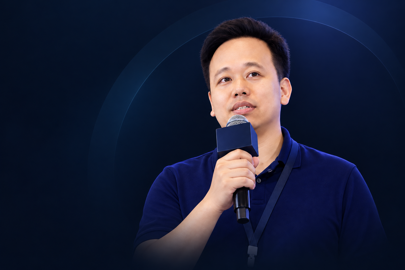 基于参考图人物重新构图的讲师演讲配图，AI 生成